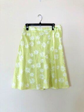 ecologie. Cute skirt with white embroidered flowers